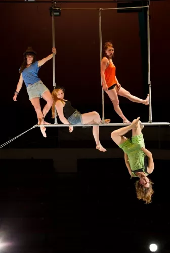 Gabi Chitescu, Garance Hubert Samson, Lucie Roux et Léa Verhille, Cadre aérien, 27e promotion du Centre national des arts du cirque/CNAC de Châlons-en-Champagne