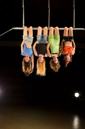 Gabi Chitescu, Garance Hubert Samson, Lucie Roux et Léa Verhille, Cadre aérien, 27e promotion du Centre national des arts du cirque/CNAC de Châlons-en-Champagne