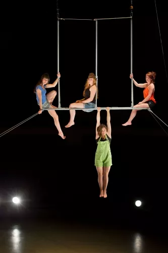 Gabi Chitescu, Garance Hubert Samson, Lucie Roux et Léa Verhille, Cadre aérien, 27e promotion du Centre national des arts du cirque/CNAC de Châlons-en-Champagne