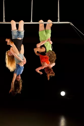 Gabi Chitescu, Garance Hubert Samson, Lucie Roux et Léa Verhille, Cadre aérien, 27e promotion du Centre national des arts du cirque/CNAC de Châlons-en-Champagne