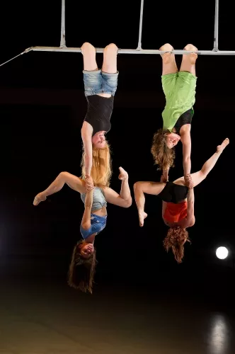 Gabi Chitescu, Garance Hubert Samson, Lucie Roux et Léa Verhille, Cadre aérien, 27e promotion du Centre national des arts du cirque/CNAC de Châlons-en-Champagne
