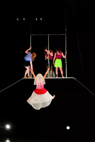 Gabi Chitescu, Garance Hubert Samson, Lucie Roux et Léa Verhille, Cadre aérien, 27e promotion du Centre national des arts du cirque/CNAC de Châlons-en-Champagne