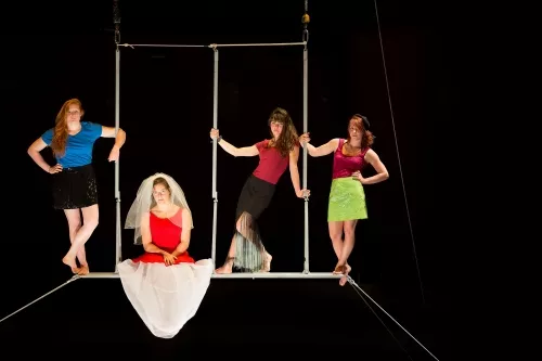 Gabi Chitescu, Garance Hubert Samson, Lucie Roux et Léa Verhille, Cadre aérien, 27e promotion du Centre national des arts du cirque/CNAC de Châlons-en-Champagne