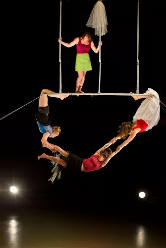 Gabi Chitescu, Garance Hubert Samson, Lucie Roux et Léa Verhille, Cadre aérien, 27e promotion du Centre national des arts du cirque/CNAC de Châlons-en-Champagne