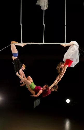 Gabi Chitescu, Garance Hubert Samson, Lucie Roux et Léa Verhille, Cadre aérien, 27e promotion du Centre national des arts du cirque/CNAC de Châlons-en-Champagne