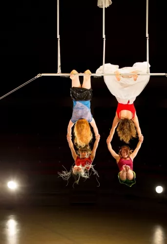 Gabi Chitescu, Garance Hubert Samson, Lucie Roux et Léa Verhille, Cadre aérien, 27e promotion du Centre national des arts du cirque/CNAC de Châlons-en-Champagne