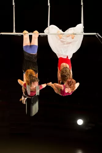 Gabi Chitescu, Garance Hubert Samson, Lucie Roux et Léa Verhille, Cadre aérien, 27e promotion du Centre national des arts du cirque/CNAC de Châlons-en-Champagne