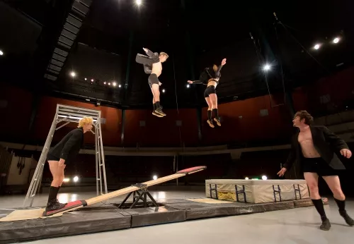 Florian Bessin, Simon Cheype, Antoine Cousty, Hugo Moriceau et Lluna Pi, Bascule coréenne, 27e promotion du Centre national des arts du cirque/CNAC de Châlons-en-Champagne