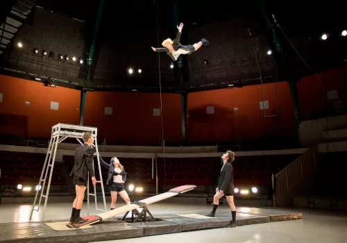 Florian Bessin, Simon Cheype, Antoine Cousty, Hugo Moriceau et Lluna Pi, Bascule coréenne, 27e promotion du Centre national des arts du cirque/CNAC de Châlons-en-Champagne