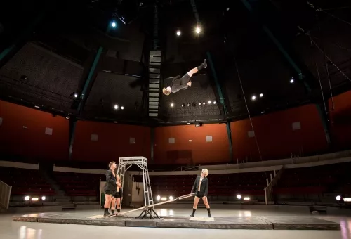 Florian Bessin, Simon Cheype, Antoine Cousty, Hugo Moriceau et Lluna Pi, Bascule coréenne, 27e promotion du Centre national des arts du cirque/CNAC de Châlons-en-Champagne