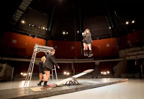 Florian Bessin, Simon Cheype, Antoine Cousty, Hugo Moriceau et Lluna Pi, Bascule coréenne, 27e promotion du Centre national des arts du cirque/CNAC de Châlons-en-Champagne