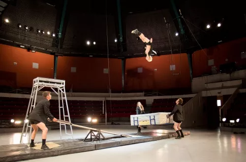 Florian Bessin, Simon Cheype, Antoine Cousty, Hugo Moriceau et Lluna Pi, Bascule coréenne, 27e promotion du Centre national des arts du cirque/CNAC de Châlons-en-Champagne