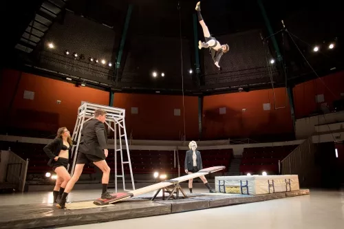 Florian Bessin, Simon Cheype, Antoine Cousty, Hugo Moriceau et Lluna Pi, Bascule coréenne, 27e promotion du Centre national des arts du cirque/CNAC de Châlons-en-Champagne