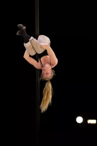 Cathrine Lundsgaard Nielsen, Mât chinois, 27e promotion du Centre national des arts du cirque/CNAC de Châlons-en-Champagne