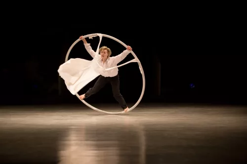 Lucie Lastella Guipet, roue Cyr, 28e promotion du Centre national des arts du cirque (Cnac) de Châlons-en-Champagne