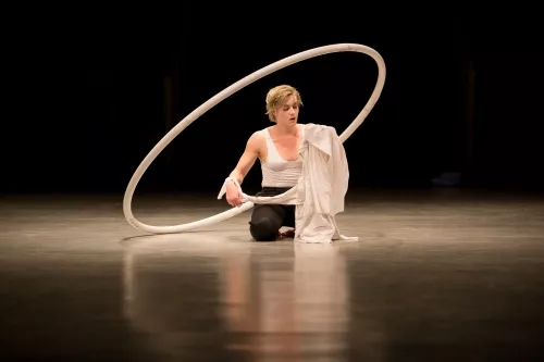 Lucie Lastella Guipet, roue Cyr, 28e promotion du Centre national des arts du cirque (Cnac) de Châlons-en-Champagne