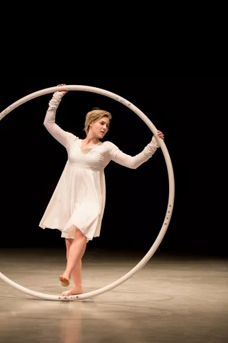 Lucie Lastella Guipet, roue Cyr, 28e promotion du Centre national des arts du cirque (Cnac) de Châlons-en-Champagne