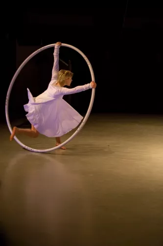 Lucie Lastella Guipet, roue Cyr, 28e promotion du Centre national des arts du cirque (Cnac) de Châlons-en-Champagne