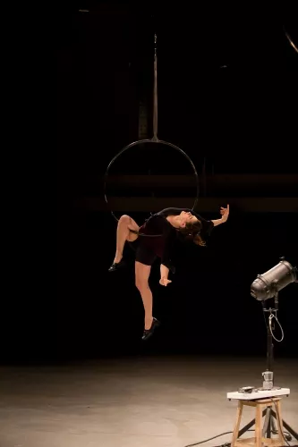 Anahi De Las Cuevas, cerceau aérien, 28e promotion du Centre national des arts du cirque (Cnac) de Châlons-en-Champagne