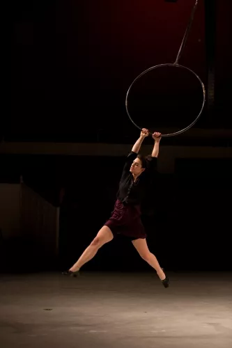 Anahi De Las Cuevas, cerceau aérien, 28e promotion du Centre national des arts du cirque (Cnac) de Châlons-en-Champagne