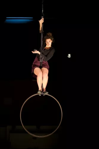 Anahi De Las Cuevas, cerceau aérien, 28e promotion du Centre national des arts du cirque (Cnac) de Châlons-en-Champagne