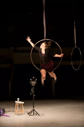 Anahi De Las Cuevas, cerceau aérien, 28e promotion du Centre national des arts du cirque (Cnac) de Châlons-en-Champagne