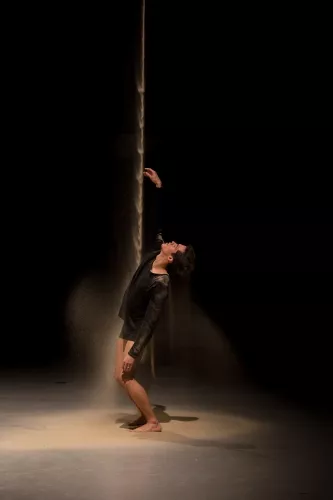 Adalberto Fernandez Torres, contorsion, 28e promotion du Centre national des arts du cirque (Cnac) de Châlons-en-Champagne
