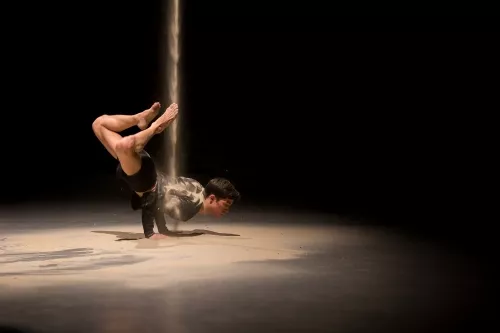 Adalberto Fernandez Torres, contorsion, 28e promotion du Centre national des arts du cirque (Cnac) de Châlons-en-Champagne