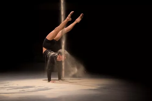 Adalberto Fernandez Torres, contorsion, 28e promotion du Centre national des arts du cirque (Cnac) de Châlons-en-Champagne