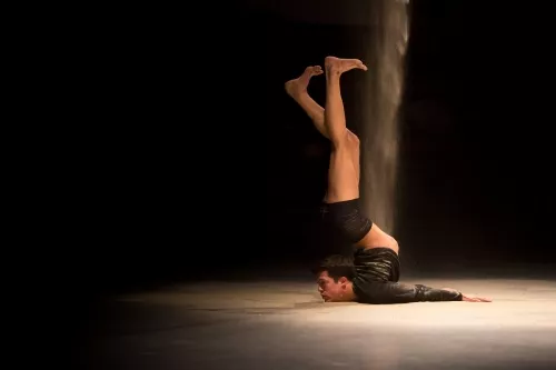 Adalberto Fernandez Torres, contorsion, 28e promotion du Centre national des arts du cirque (Cnac) de Châlons-en-Champagne
