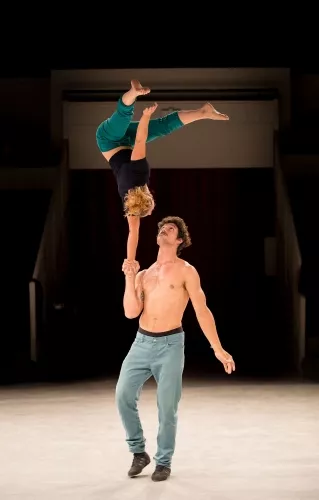 Anaïs Albisetti et Pedro Consciencia, Portés accrobatiques, 27e promotion du Centre national des arts du cirque/CNAC de Châlons-en-Champagne