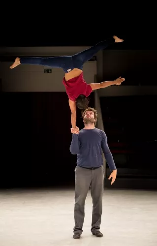 Vincent Brière et Voleak Ung, Portés accrobatiques, 27e promotion du Centre national des arts du cirque/CNAC de Châlons-en-Champagne