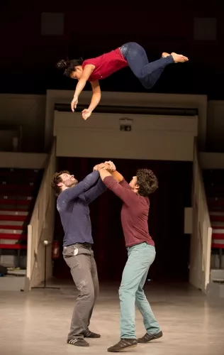 Vincent Brière et Voleak Ung, Portés accrobatiques, 27e promotion du Centre national des arts du cirque/CNAC de Châlons-en-Champagne