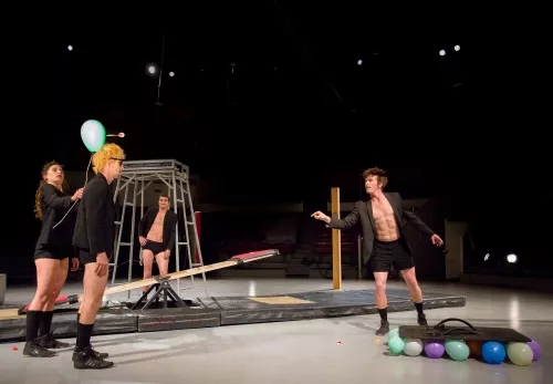 Florian Bessin, Simon Cheype, Antoine Cousty, Hugo Moriceau et Lluna Pi, Bascule coréenne, 27e promotion du Centre national des arts du cirque/CNAC de Châlons-en-Champagne