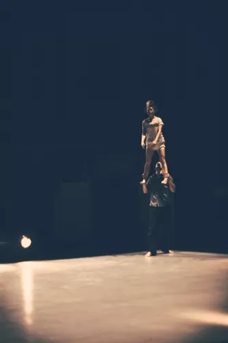 Duo Justine Berthillot et Frédéri Vernier, Portés acrobatiques, 25e promotion du Centre national des arts du cirque/CNAC de Châlons-en-Champagne