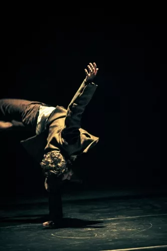 Andrés Labarca, Equilibres sur les mains, 25e promotion du Centre national des arts du cirque/CNAC de Châlons-en-Champagne