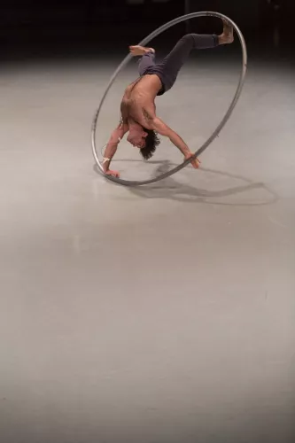 Juan Ignacio Tula, Roue cyr, 26e promotion du Centre national des arts du cirque/CNAC de Châlons-en-Champagne