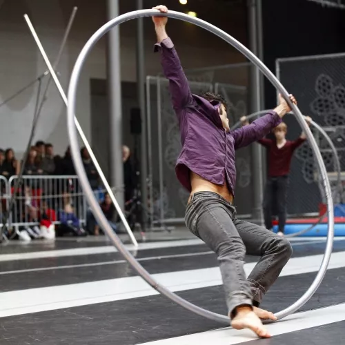 Juan Ignacio Tula, Roue cyr, 26e promotion du Centre national des arts du cirque/CNAC de Châlons-en-Champagne