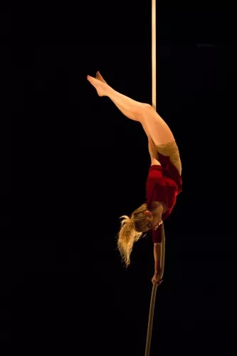 Chloe Mazet - Corde lisse - Centre national des arts du cirque (Cnac) Châlons-en-Champagne - Photo Ch. Raynaud de Lage