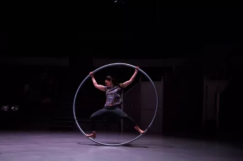 Lili Parson, roue Cyr, 30e promotion du Centre national des arts du cirque (Canc) de Châlons-en-Champagne