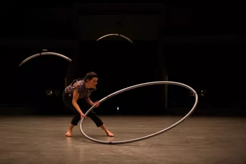 Lili Parson, roue Cyr, 30e promotion du Centre national des arts du cirque (Canc) de Châlons-en-Champagne