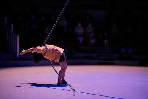 Réhane Arabi, corde lisse, 33e promotion du Centre national des arts du cirque / CNAC de Châlons-en-Champagne