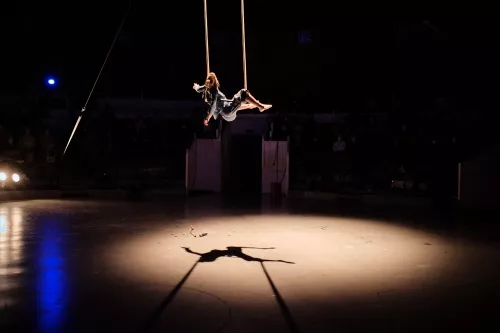Helena Humm, trapèze fixe, 33e promotion du Centre national des arts du cirque / CNAC de Châlons-en-Champagne