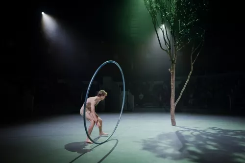 Jef Everaert, roue Cyr, 34e promotion du Centre national des arts du cirque / CNAC de Châlons-en-Champagne