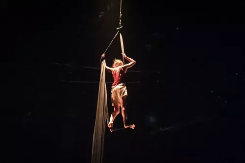 Carolina Moreira Dos Santos, tissus, 34e promotion du Centre national des arts du cirque / CNAC de Châlons-en-Champagne