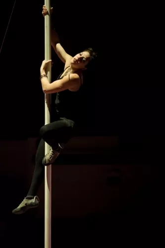 Camila Hernandez, mât chinois, 28e promotion du Centre national des arts du cirque (Cnac) de Châlons-en-Champagne